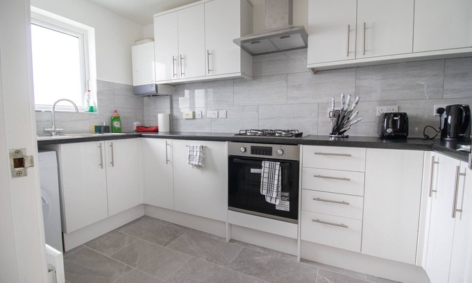 Charlton House | Convenient 2-Bedroom Oasis Near O2 Arena with Free Parking