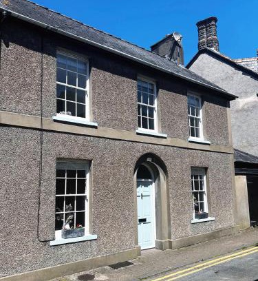 Crickhowell House | Charming 2-Bed Cottage for Families in Central Crickhowell