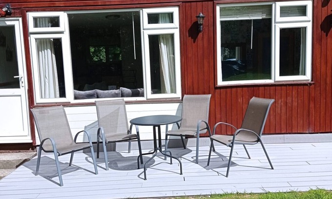 Bude Ski Chalet | Cozy 2-Bed Retreat Near Bude with Oceanfront Views