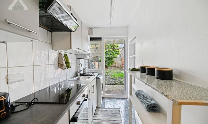 Tottenham Apartment | Inviting Tottenham Apartment with Kitchen for 4 Guests