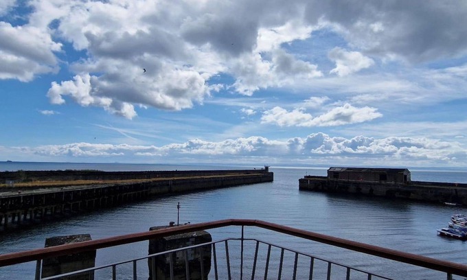 Kirkcaldy Apartment | 2 Bed-Sleeps 5-Parking-Sea View