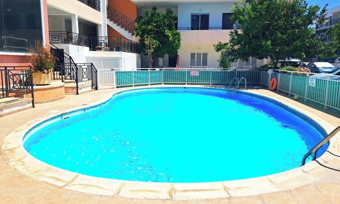 Koloni Apartment | 2 Bed Top Floor Apartment with Lift and Swimming Pool on quiet Complex