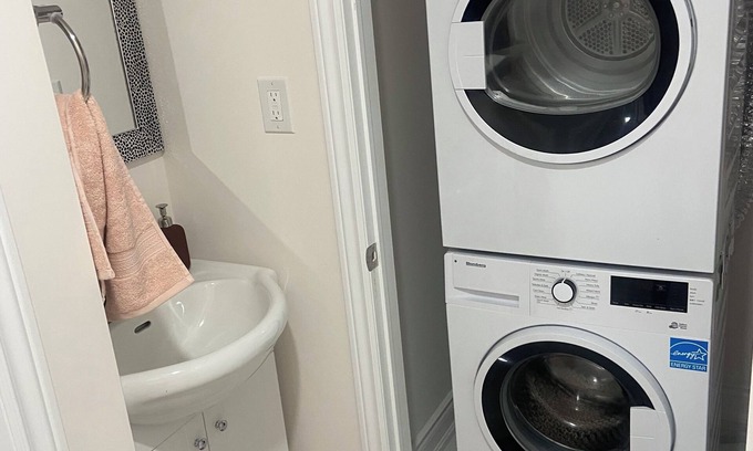 Halton Regional Municipality Apartment | 2-bedrm basement apartment in Milton; near park, shops, restaurants & hospital