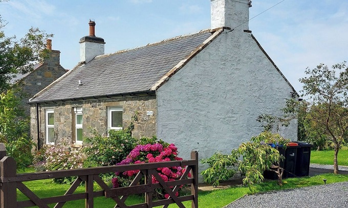 Newton Stewart Cottage | Pet-Friendly 2 Bedroom Retreat in Stairhaven with Ocean Views