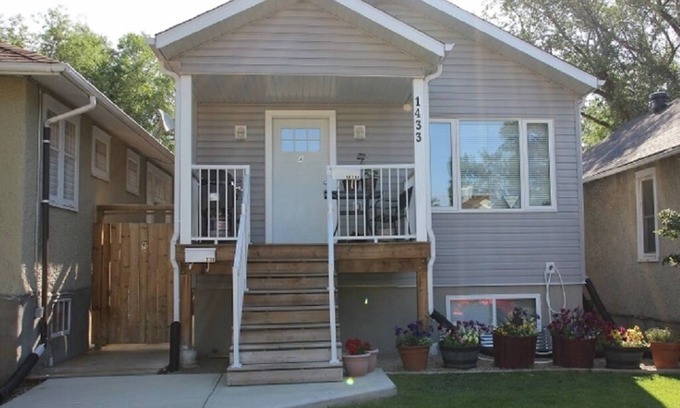 Regina House | Family-Friendly 2 Bedroom Near Mosaic & Pasqua Hospital