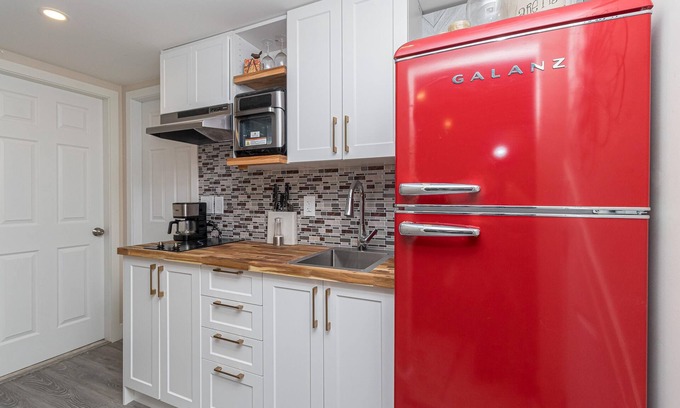 Saanich East House | 2 bedroom 1 bath on an oak tree lined dead end street on the Galloping Goose