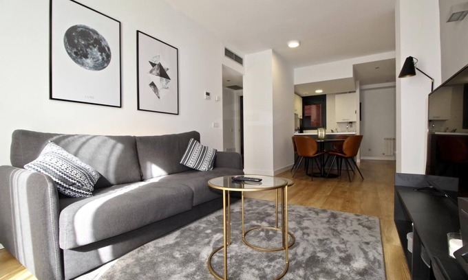 Adelfas Apartment | Inviting 2 Bedroom Apartment with Pool in Atocha