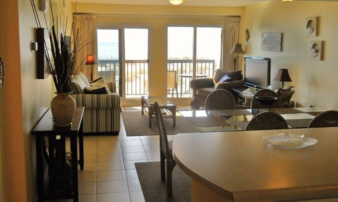 Sunnyside Condo | Cozy Oceanfront 2-Bedroom Retreat with Beach Chairs