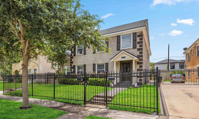 South Central Houston Apartment | 2-bedroom 2 bath apartment in brilliant Houston with WiFi, AC