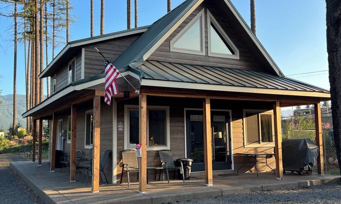 Detroit Cabin | Spacious 2 Bedroom Cabin with Lake View & Pet-Friendly Amenities