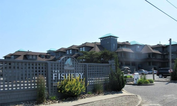 Beach Haven Condo | Oceanfront Condo with Pool and Kitchen in Ship Bottom
