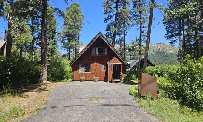 Donner Lake Woods Cabin | Family-Friendly Retreat at West End of Donner Lake