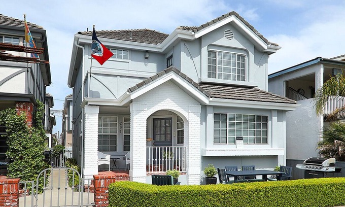 Balboa Island House | Prime Beach Retreat: 2 Bedroom Oasis with Ocean Views