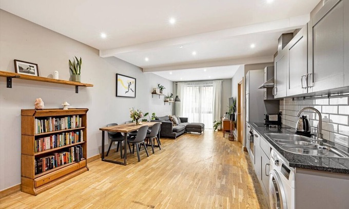 Dalgarno Apartment | Family-Friendly 2 Bedroom Flat in London - Rated 9.6/10