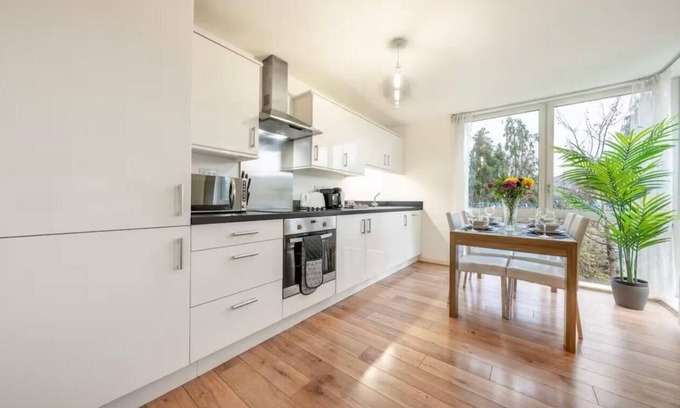 London Borough of Hounslow Apartment | 2 Bedroom 2 Bathroom Bright Modern Apartment Free Parking & Free Gym Access WiFi