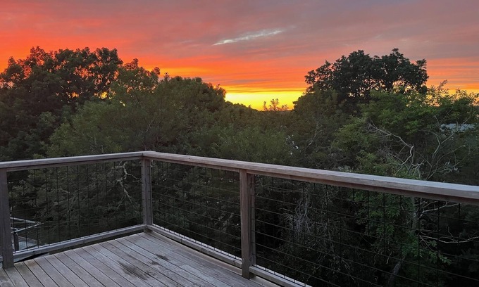Wellfleet House | Ideal 2 Bedroom Retreat, Steps from Bay Beach!