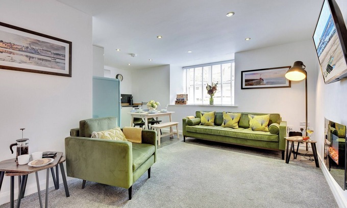 Berwick-upon-Tweed Cottage | Ideal 2-Bedroom Retreat in Berwick-upon-Tweed with Ocean View