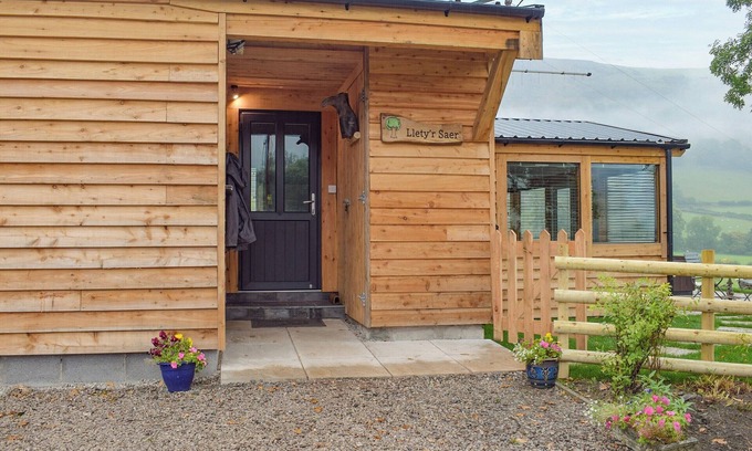 Pennant Melangell Cottage | Comfortable 2 Bedroom Retreat in Penybontfawr