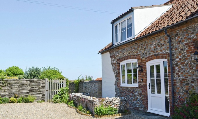 Wells-next-the-Sea Cottage | Cozy 2 Bedroom Retreat in Wells-next-the-Sea with Ocean View