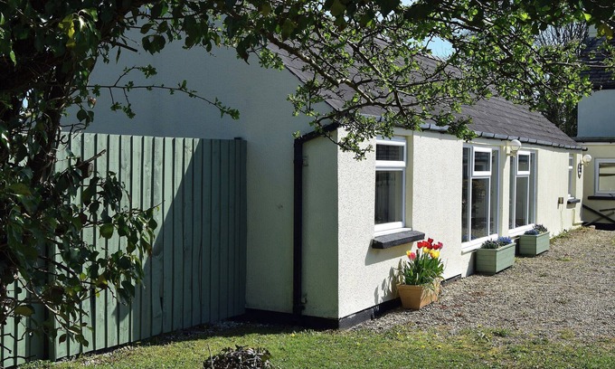 New Moat Cottage | Family-Friendly 2 Bedroom Retreat in Penffordd, Near Narberth