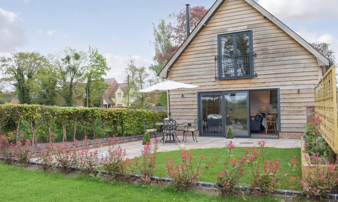 Hereford Cottage | Tranquil Retreat in Herefordshire Countryside with Lake Views