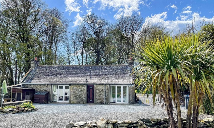 Glasserton Cottage | Cozy 2-Bedroom Retreat in Glasserton with Ocean Views