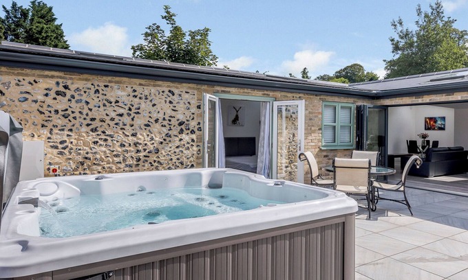 Brandon Cottage | Cozy 2-Bedroom Retreat in Santon Downham with Spa