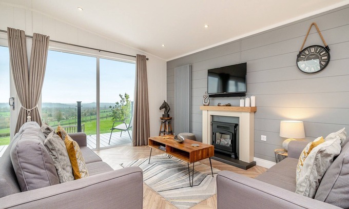 Shepton Mallet Ski Chalet | Top-Rated 2 Bedroom Stay at Midsomer House, East Compton
