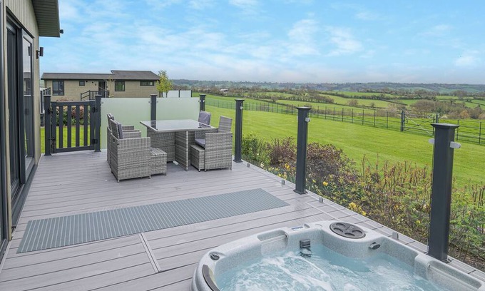 Shepton Mallet Ski Chalet | Modern 2 Bedroom Retreat at Midsomer House, East Compton