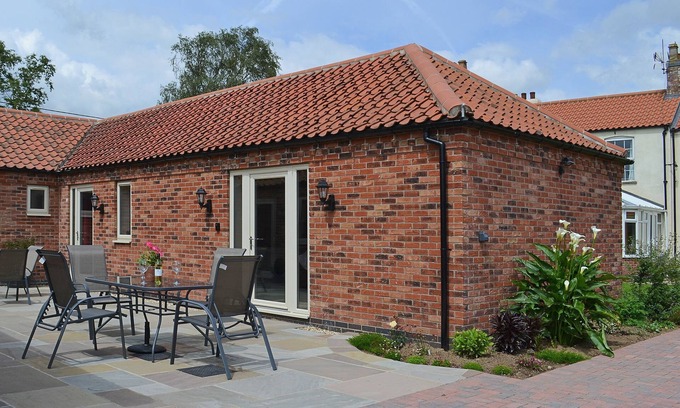 Sutton on Trent Cottage | Pet-Friendly 2 Bedroom Stay with Lake View in Sutton-on-Trent