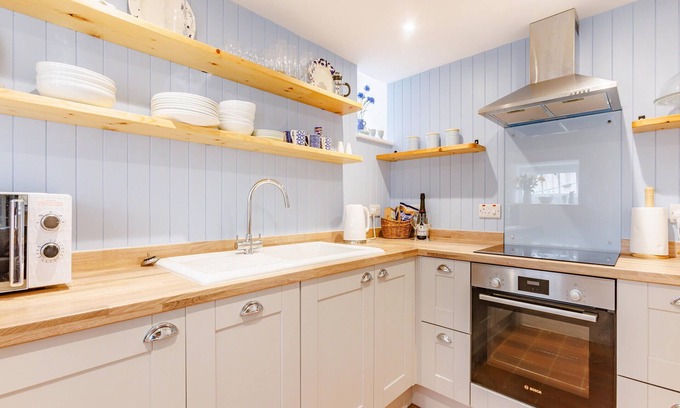 Drewsteignton Cottage | Cozy 2 Bedroom Retreat in Drewsteignton with Pool & Breakfast