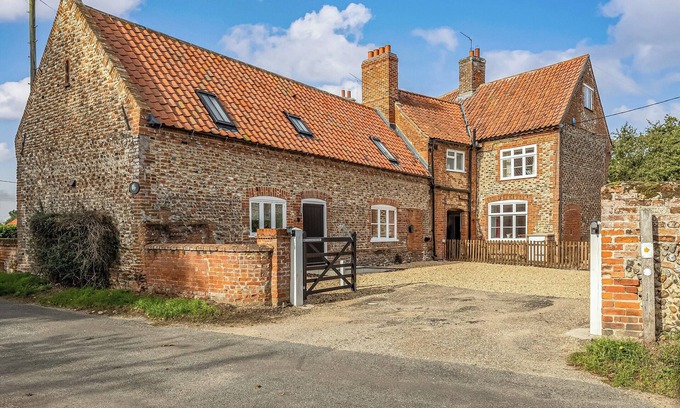 Great Snoring Cottage | Cozy 2 Bedroom Accommodation with Ocean View in Great Snoring