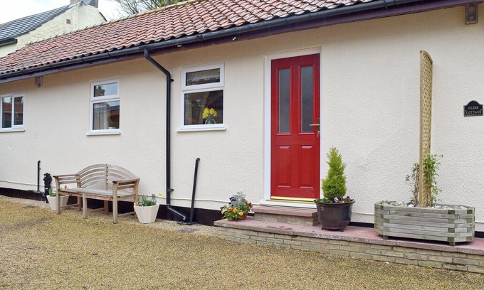Great Yarmouth Cottage | Perfect 2 Bedroom Hideaway in West Caister Near the Sea