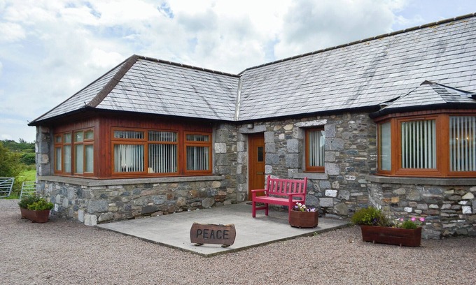 Newton Stewart Cottage | Cozy 2 Bedroom Retreat with Oceanfront Views in Sorbie