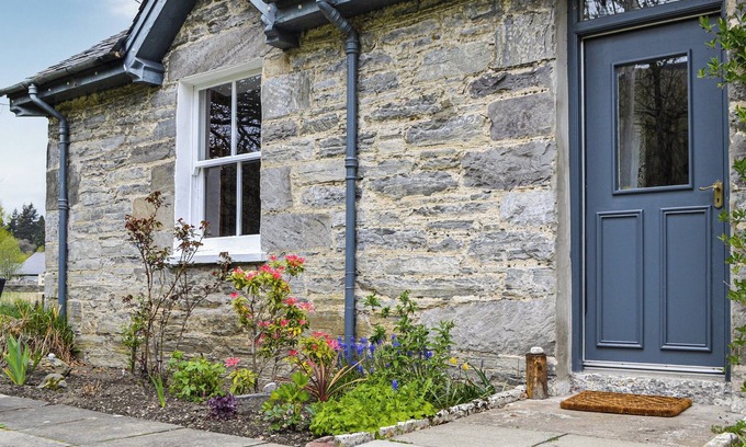 Blair Atholl Cottage | Top-Rated 2 Bedroom Stay with Lake View in Blair Atholl