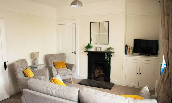Felpham Cottage | Exclusive Coastguard’s Cottage with Beach Access and Views