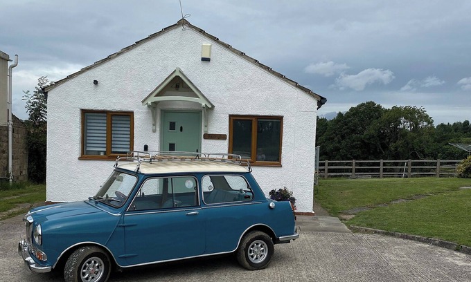 Old Brampton Cottage | Cozy 2 Bedroom Getaway in Holymoorside with Breakfast