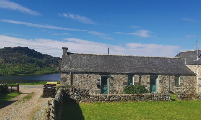 Scaniport Cottage | Cozy Highland Cottage with Lake View & Nature Reserve Access