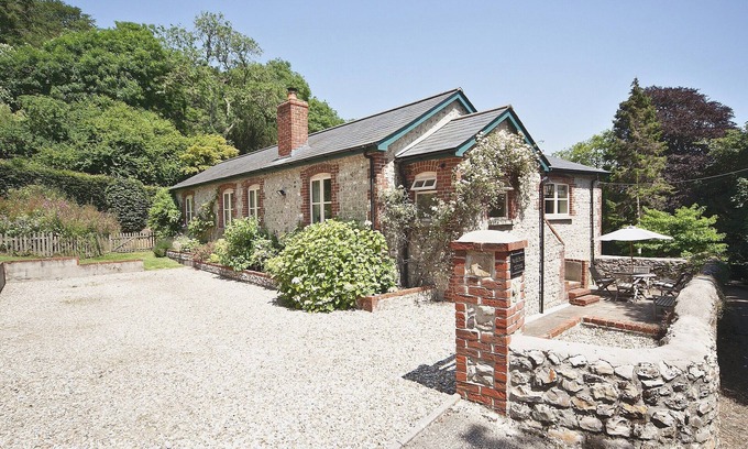Lyme Regis Cottage | Cozy 2-Bedroom Retreat near Lyme Regis with Ocean Views