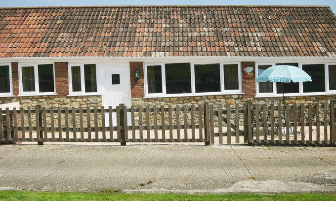 Shipton Gorge Cottage | Idyllic 2 Bedroom Getaway in Shipton Gorge with Ocean Views