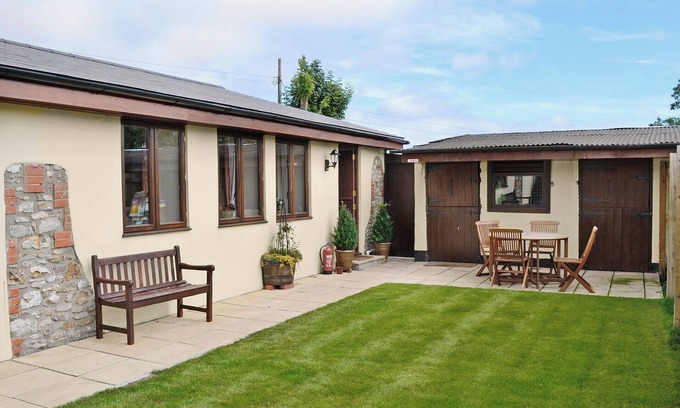 West Buckland Cottage | Family-Friendly 2 Bedroom Retreat in Clayhidon, Near Taunton