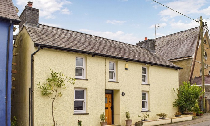 Llanybydder Cottage | Discover Character and Comfort in a Scenic Hamlet