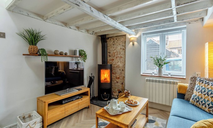 Castle Acre Cottage | Cozy Cottage with Kitchen, Breakfast & Pet-Friendly Amenities