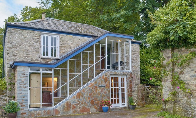 Lostwithiel Cottage | Spacious 2 Bedroom Retreat in Lostwithiel with Pet Friendly Perks