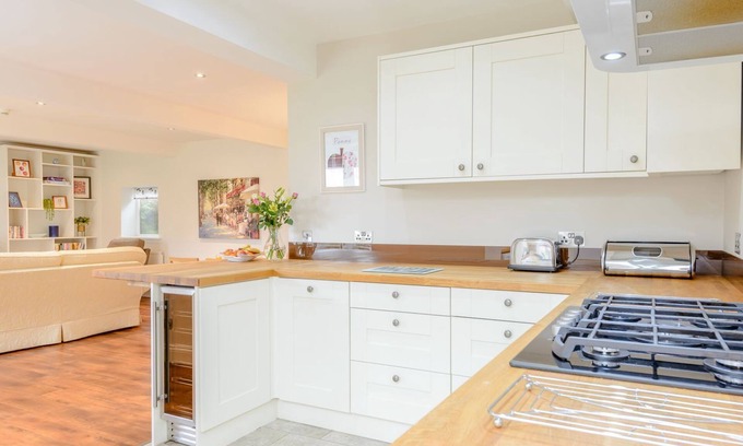 Spratton Cottage | Cozy 2 Bedroom Accommodation Near Northampton with Lake View