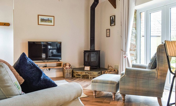 Black Torrington Cottage | Cozy 2 Bedroom Retreat in Petrockstow with Hot Tub