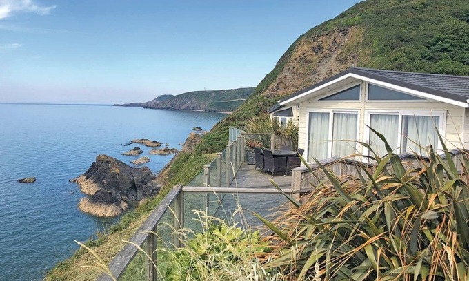 Tan-y-groes Ski Chalet | Inviting 2-Bedroom Stay at Tresaith Beach, Cardigan