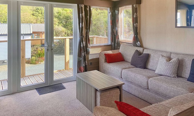 Tan-y-groes Ski Chalet | Stylish Lodge with En-Suite and Family-Friendly Amenities