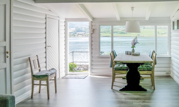 Fraena House | Comfortable 2-Bedroom Stay with Lake View in Malmefjorden