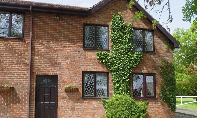 Skegness Cottage | Stylish 2 Bedroom Retreat in Addlethorpe with Pool Access